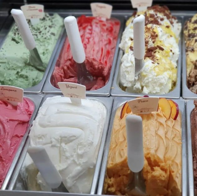 Bacs de glaces artisanales du comptoir Froo Icecream, à quelques minutes d'Auderghem