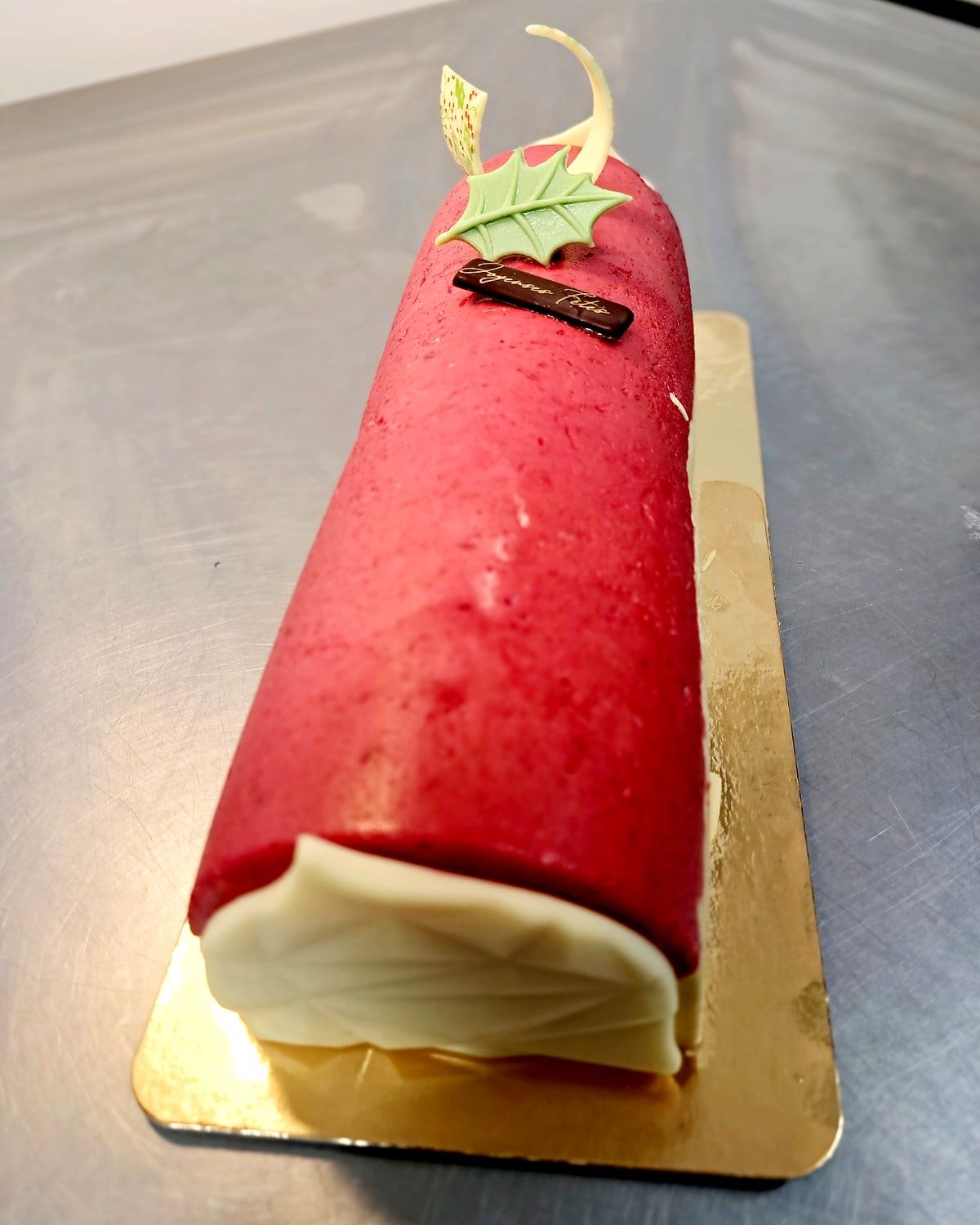 Bûche de Noël glacée Froo à la framboise, finition maison