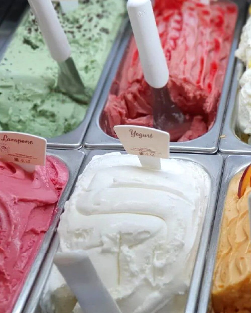 Deux gaufres surmontées d'une boule de glace artisanale Froo