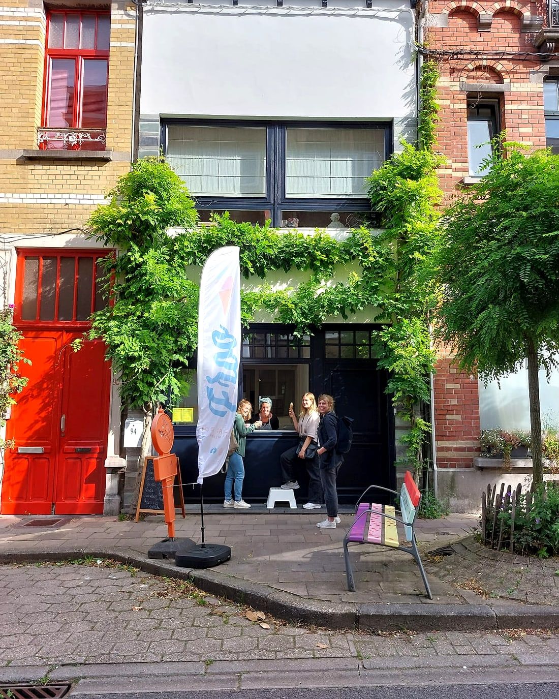 La devanture de Froo Icecream rue Middelbourg à Watermael-Boitsfort, son drapeau et la porte rouge voisine