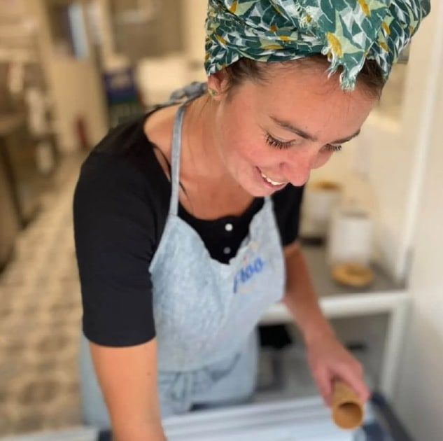 Frédérique Vanhorenbeek, glacière artisanale, au travail dans l'atelier Froo Icecream de Watermael-Boitsfort
