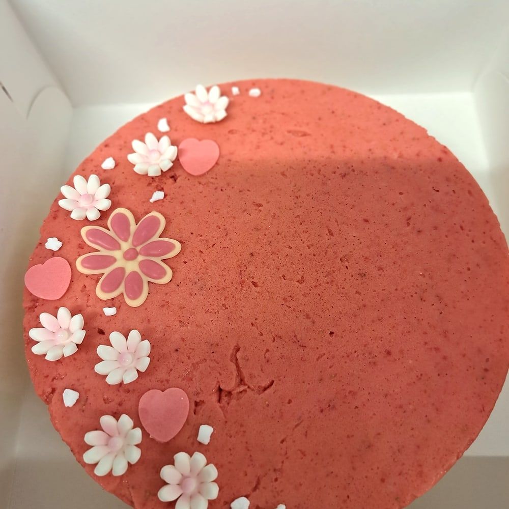 Gâteau glacé Froo à la fraise, décoré de fleurs et de cœurs en sucre