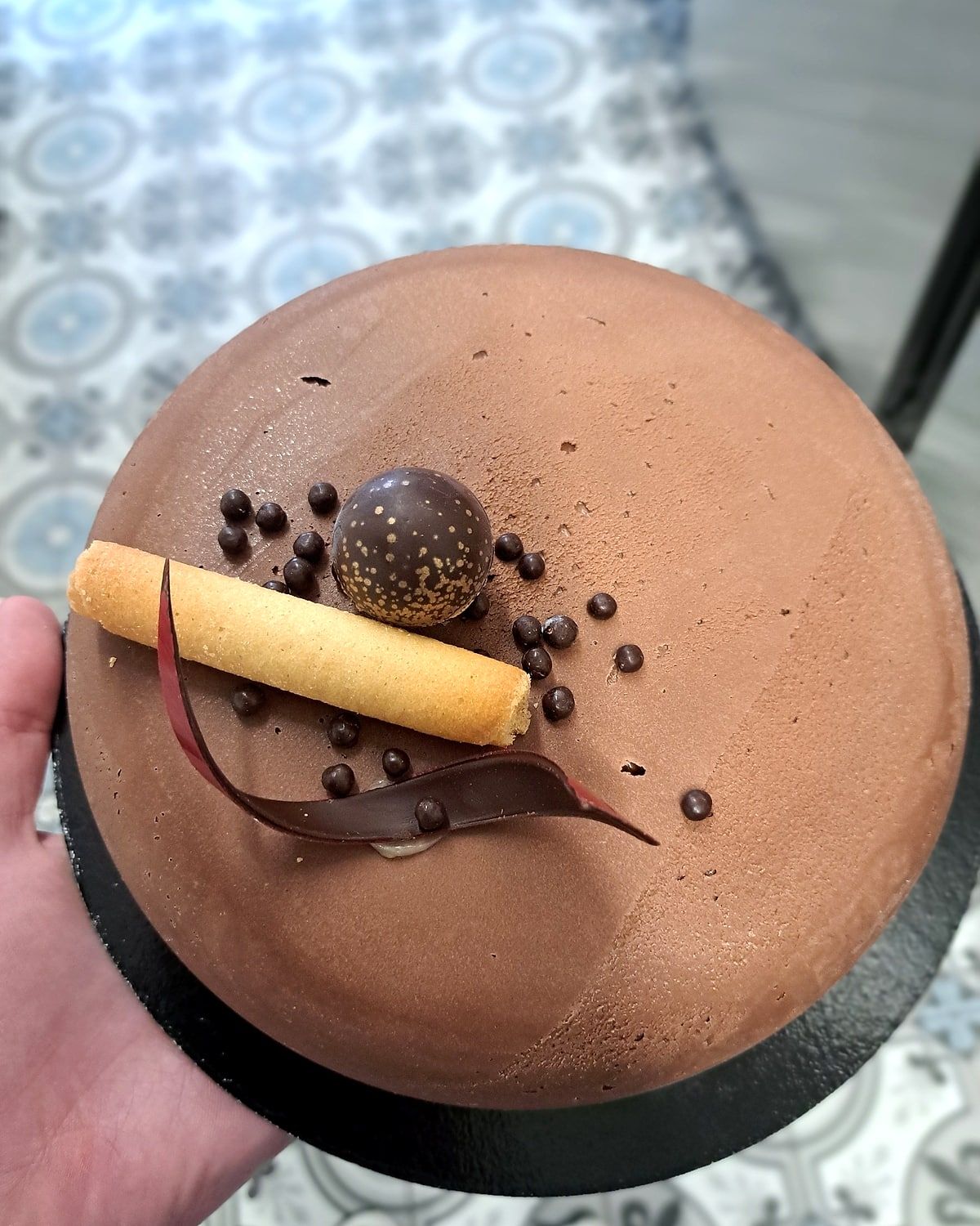 Gâteau glacé Froo au chocolat, décoré d'une cigarette russe, d'une sphère et de perles en chocolat